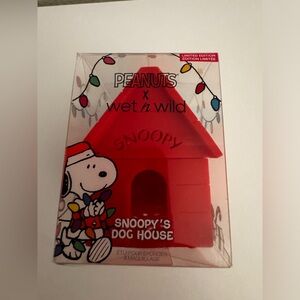wet n wild Peanuts Snoopy's Dog House Makeup Sponge - Red